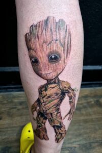 Detailreiche Tätowierung von Groot aus Guardians of the Galaxy auf einem Unterarm. Tattoo in Hamburg von Ozzy gestochen