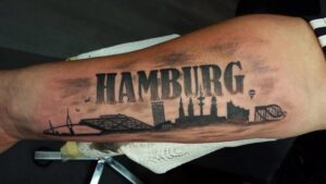 Tattoo der Skyline von Hamburg mit dem Schriftzug Hamburg darüber