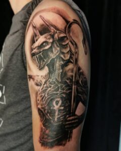 Anubis-Tattoo auf dem Oberarm. Tattoo in Hamburg von Ozzy gestochen