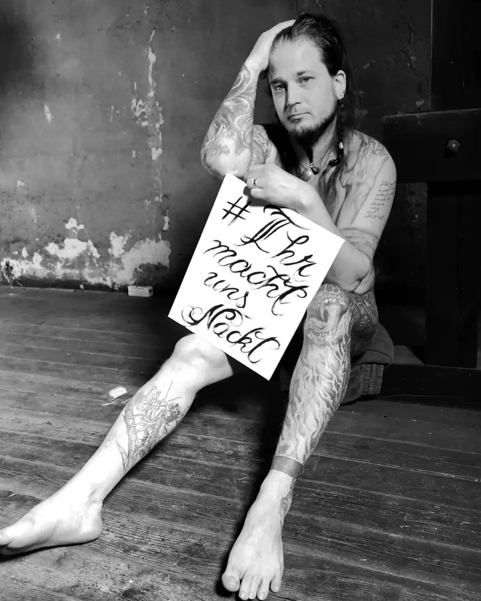 Ozzy protestiert in der #Ihrmachtunsnackt-Bewegung nackig