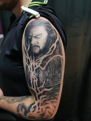 Narbentattoo mit Jason Momoa als Gott Thor. Tattoo in Hamburg von Ozzy gestochen
