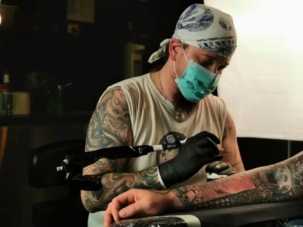 Ozzy bei der Arbeit auf einer Tattoo-Convention