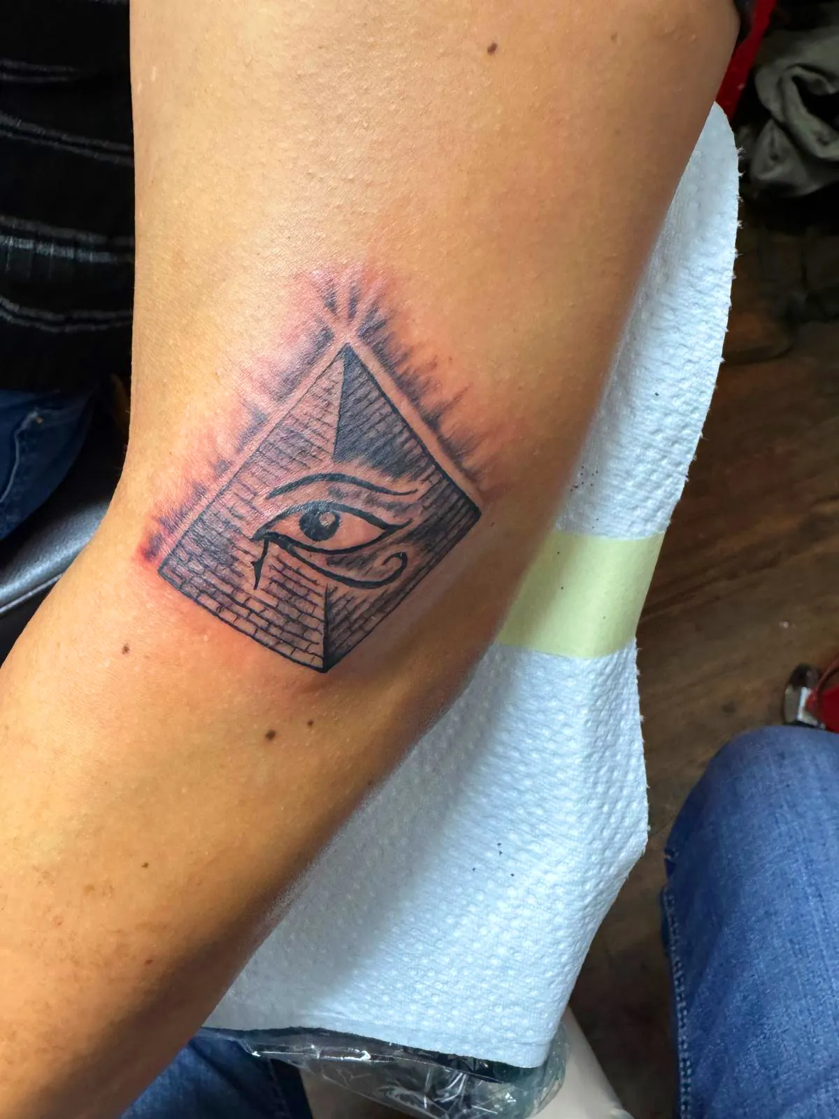 Narbentattoo mit Pyramide und Horusauge. Tattoo in Hamburg von Ozzy gestochen