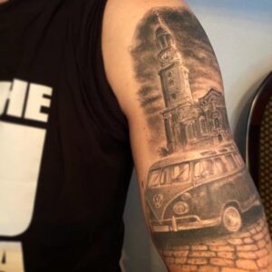Hamburg-Tattoo mit dem Michel (St. Michaelis Kirche) und einem Volkswagen-Bulli im Realismus-Stil. Tattoo in Hamburg von Ozzy gestochen