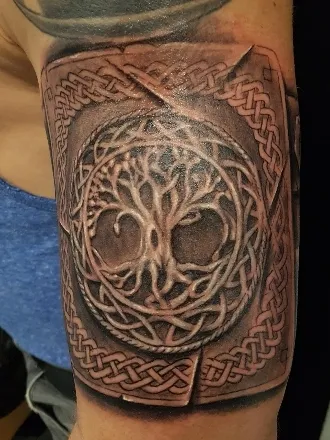 Yggdrasil-Tattoo: Weltenbaum-Tattoo im keltischen Stil auf dem Arm. Tattoo in Hamburg von Ozzy gestochen