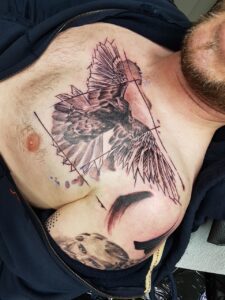 Rabe Tattoo im Illustration-Stil in Hamburg von Ozzy gestochen
