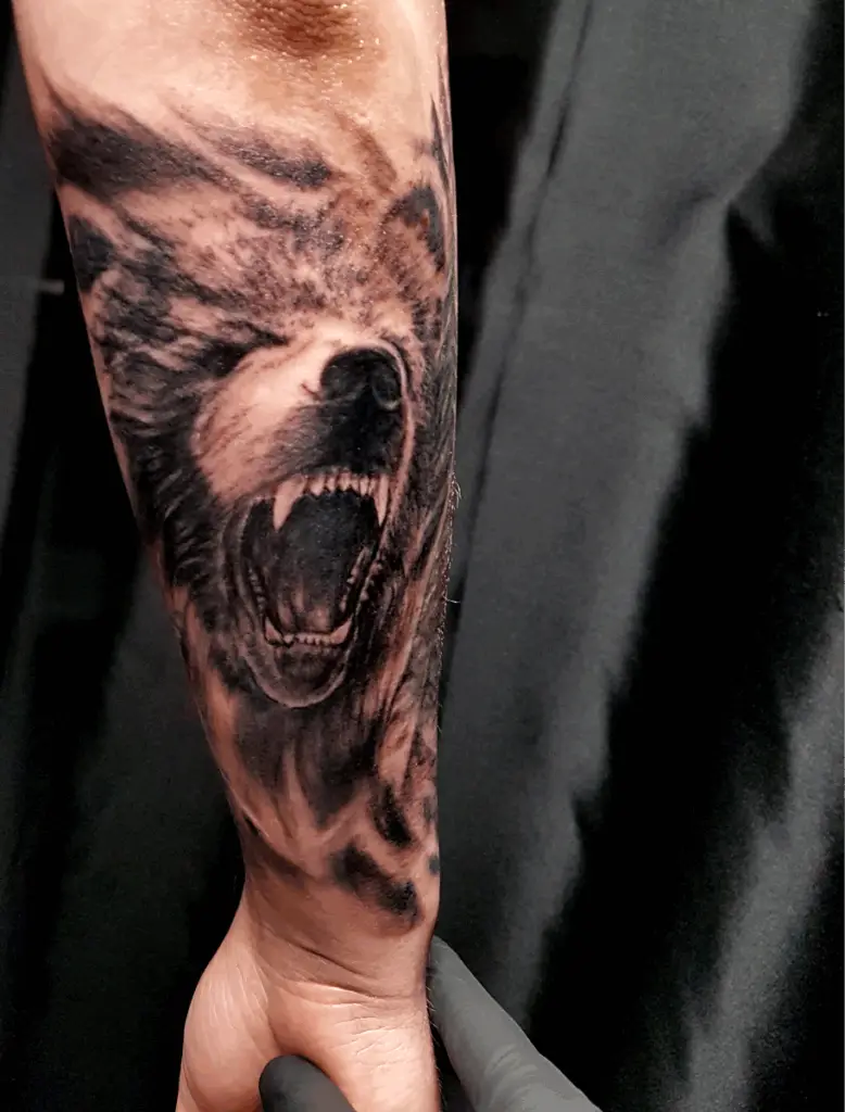 Bär Tattoo im Realismus-Stil in Hamburg von Ozzy gestochen