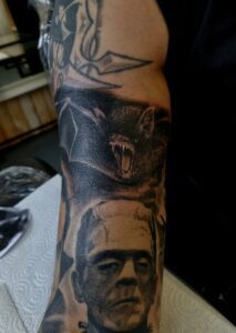 Tattoo am Arm mit Frankenstein und Fledermausmotiven . Tattoo in Hamburg von Ozzy gestochen