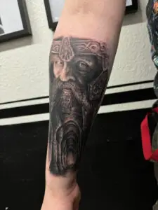 Gimli Zwerg aus Herr der Ringe Tattoo im Realismus Tattoo-Stil in Hamburg von Ozzy gestochen auf dem Arm
