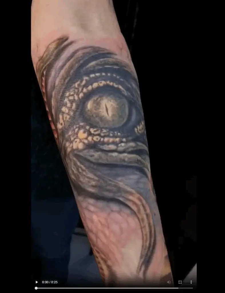 Reptilienauge Krokodil Tattoo Hamburg von Ozzy - Hyperrealistisches Krokodil-Auge mit detaillierter Schuppentextur und intensivem Blick