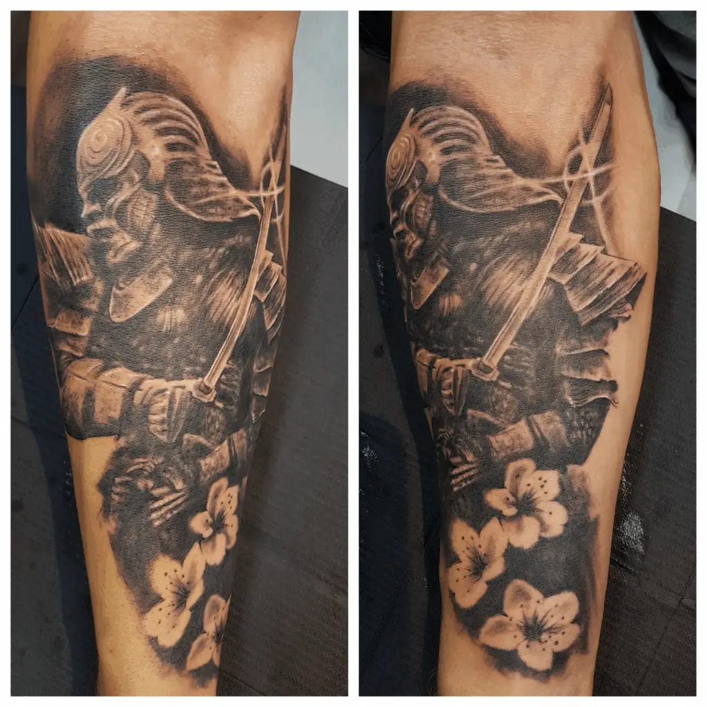 Samurai Tattoo mit Blumen in Hamburg von Ozzy gestochen