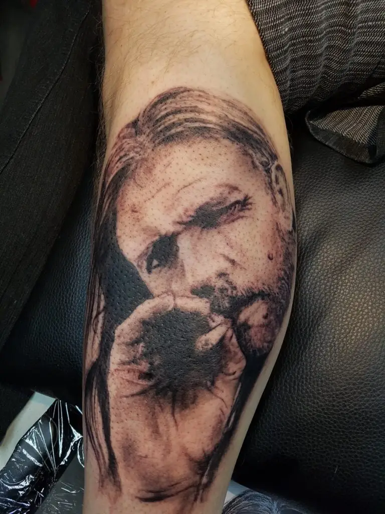 Tattoo eines Mannes mit Bart, der nachdenklich und intensiv schaut . Tattoo in Hamburg von Ozzy gestochen