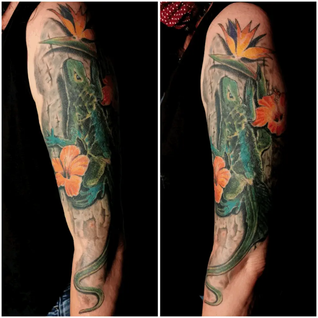 Buntes Leguan-Tattoo mit Hibiskus und Strelitze. Tattoo in Hamburg von Ozzy gestochen