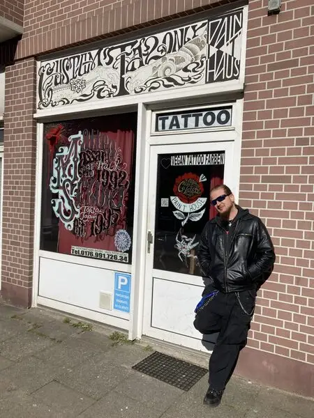 Ozzy sticht nach Terminvereinbarung im Hamburger Tattoostudio Pain't'House Tattoo in Hamburg Eimsbüttel Grenze Stellingen