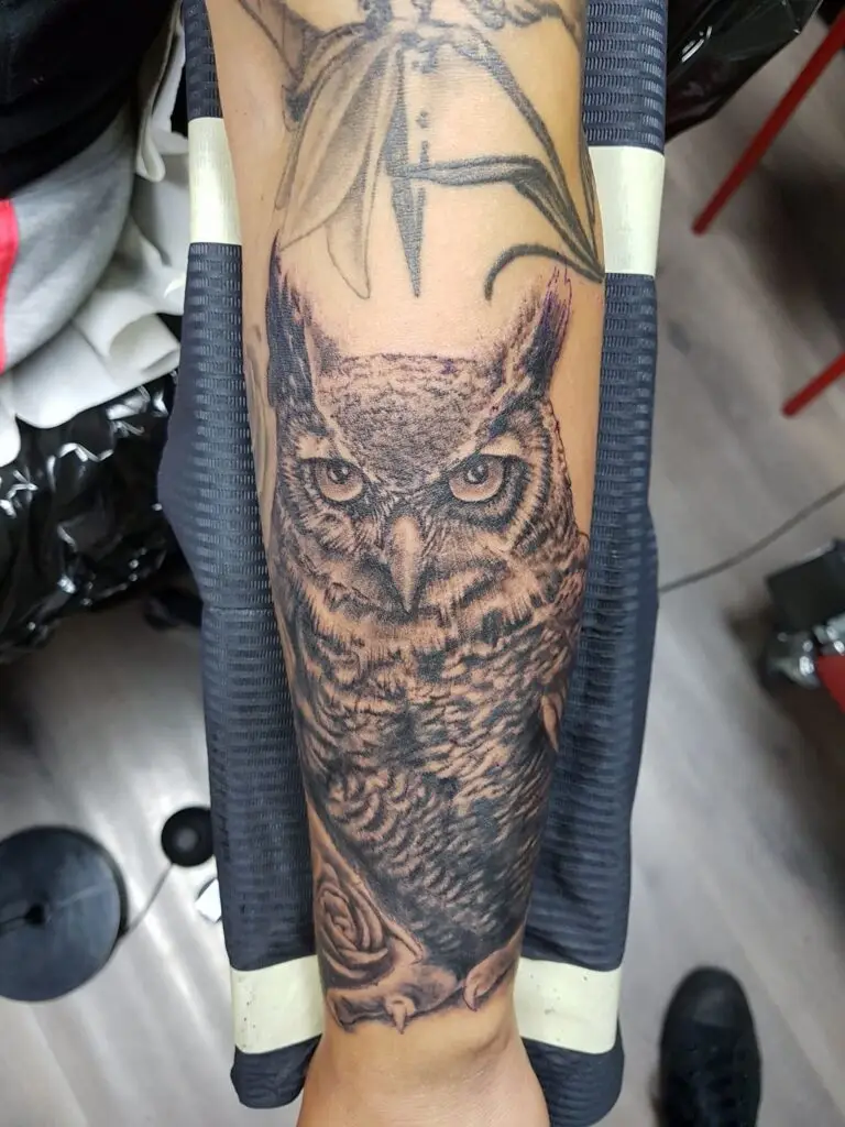 Sehr detailliertes, realistisches Black-and-Grey Eulen-Tattoo eines Uhus auf einem Unterarm. Der Uhu blickt intensiv nach vorne und ist Teil eines größeren Sleeve-Projekts. Gestochen von Ozzy in Hamburg.