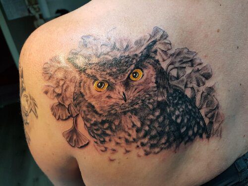 Realismus Eulen-Tattoo mit goldenen Augen. Uhu-Tattoo gestochen in Hamburg von Ozzy