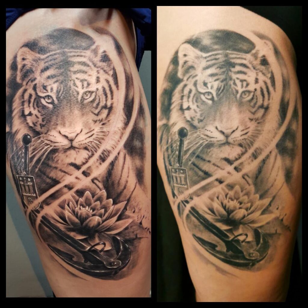 Tiger-Tattoo mit Anker und Lotus